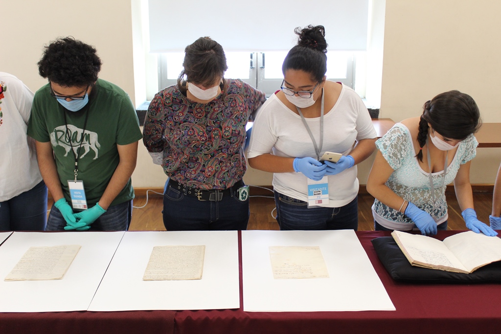 Entre los documentos que apreciaron los estudiantes estuvieron algunos del Archivo Histórico de Hacienda.