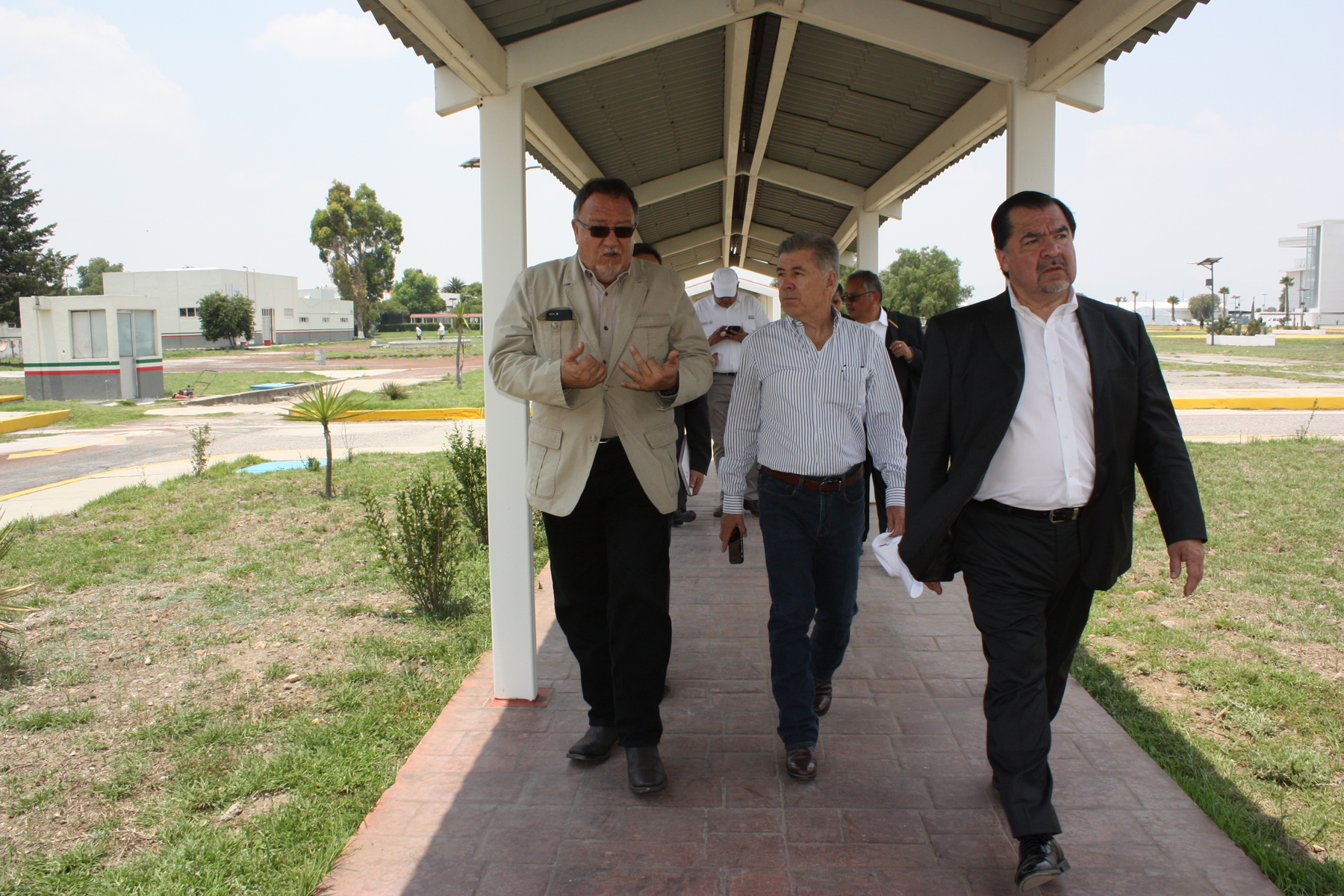 El Doctor Enrique Sánchez, Juan Barrio y Alfred Almanza de SENASICA, MCS y USDA