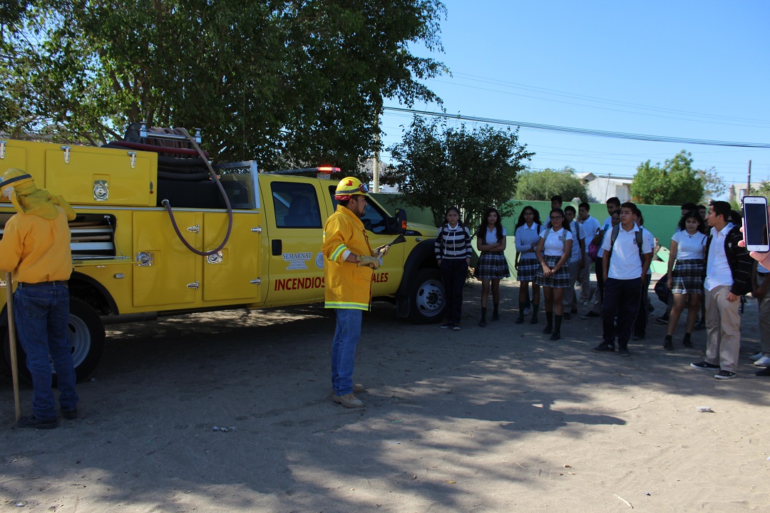 Personal operativo de incendios y cultura forestal de la Comisión Nacional Forestal en Baja California Sur impartió una plática sobre prevención de incendios a estudiantes de la escuela secundaria, José Vasconcelos de La Paz.