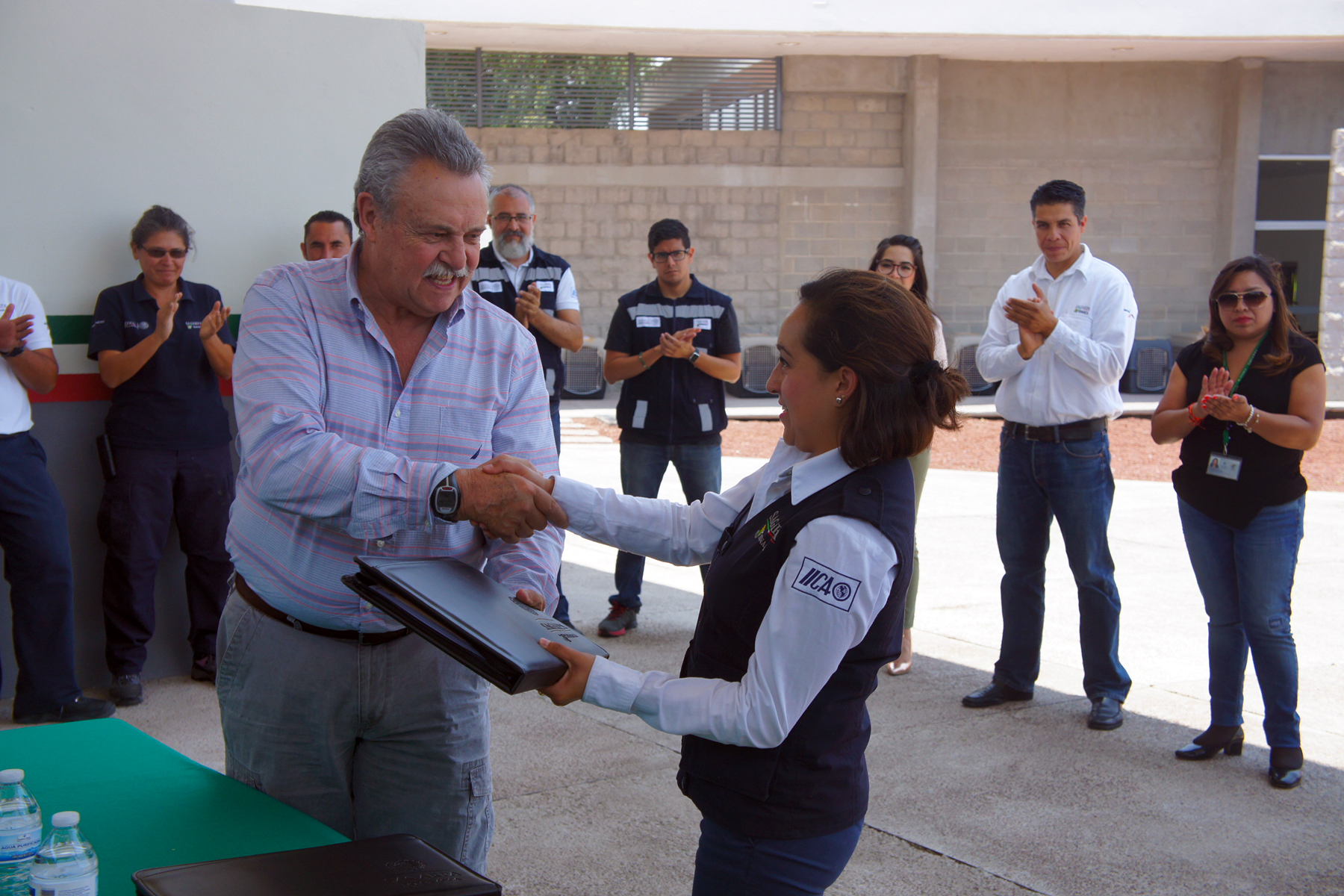 Roxana Rodríguez Corchado, recibe del Director del CENADUC, su certificado