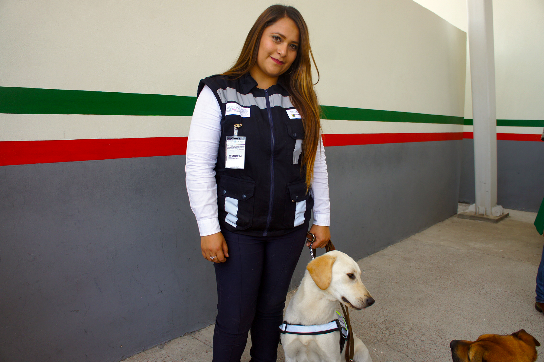 Wendy Fernández con su canino Linda