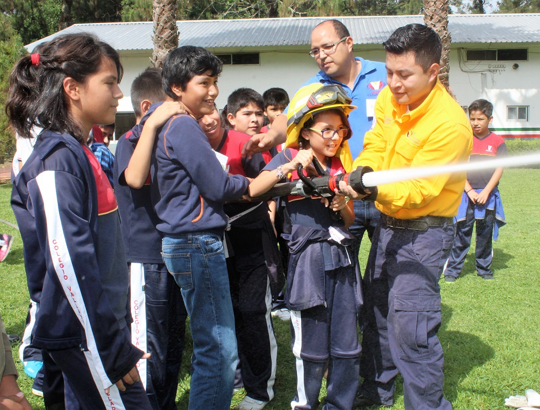 El instructor del área de Incendios Forestales:, Víctor Alfonso García Rodríguez,  enseñó a algunos alumnos cómo operan las motobombas y les mostró algunas herramientas.