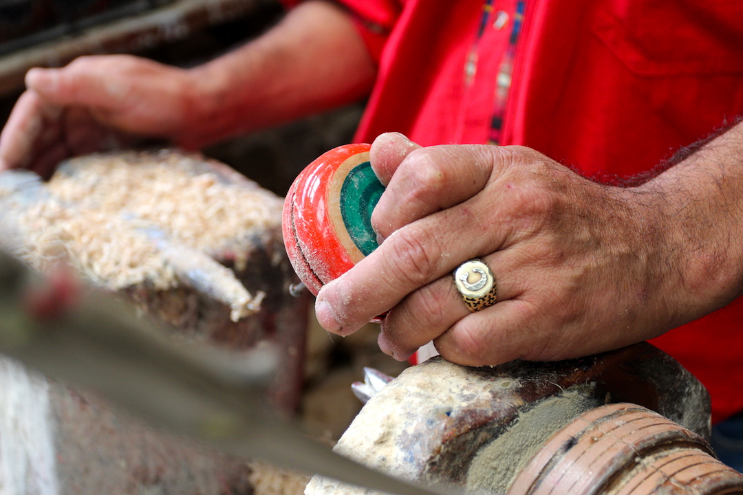Los artesanos de Ukata Uri, que significa "manos que trabajan" en purépecha, sostienen la idea de conservar los recursos naturales con un bajo impacto.


