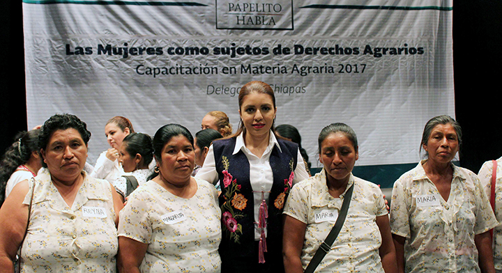 8. Muchas de las mujeres de los 22 ejidos fronterizos con Guatemala, se encontraron por primera vez en el Teatro Junchavín, en el municipio de Comitán de Domínguez.