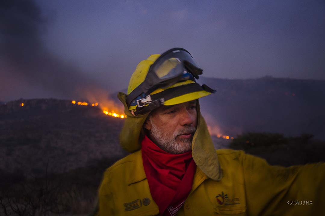 La Comisión Nacional Forestal (CONAFOR) en Aguascalientes presenta la exposición fotográfica “Entre humo y llamas” como reconocimiento a la labor de los combatientes en incendios presentados en la entidad. La exposición recorrerá los 11 municipios. 