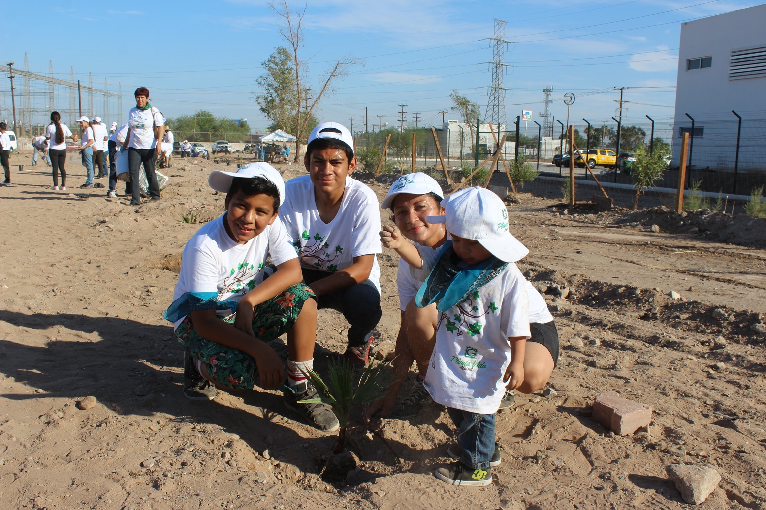 En Baja California, en coordinación con voluntarios de Grupo Gayosso, realizamos la plantación de 200 árboles de las especies álamo, sauce, palo verde, mezquite y palma abanico. Un total de 150 voluntarios realizaron labores de limpieza y plantaron árboles.