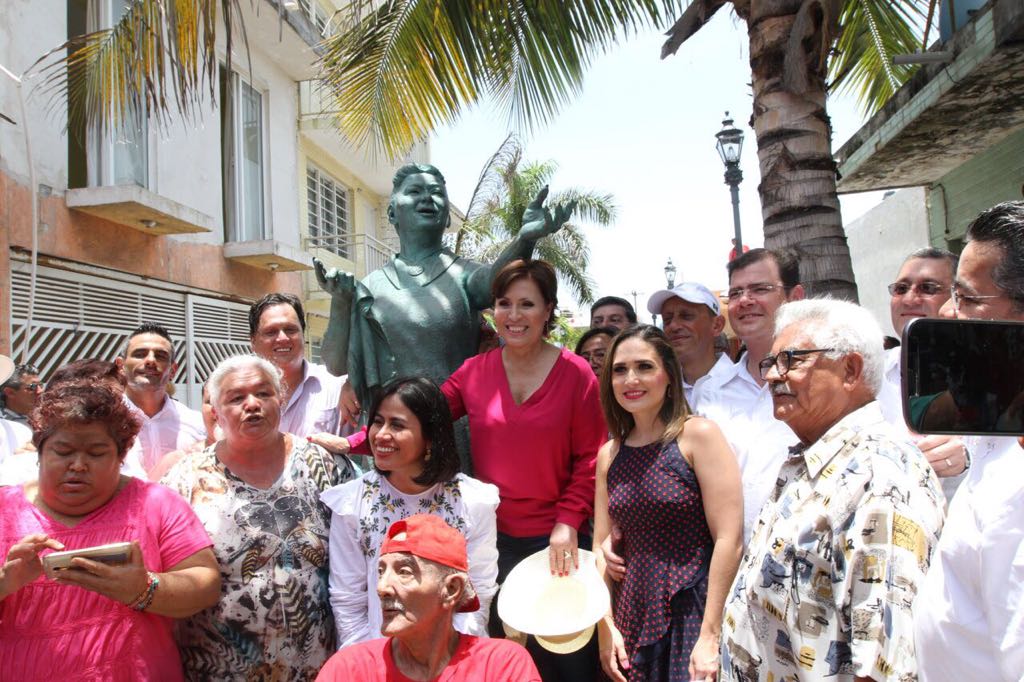 La Titular de la SEDATU, Rosario Robles, con vecinos beneficiarios de la rehabilitación del callejón “Toña la Negra”. Detrás de ella, una estatua de la cantante y actriz veracruzana.