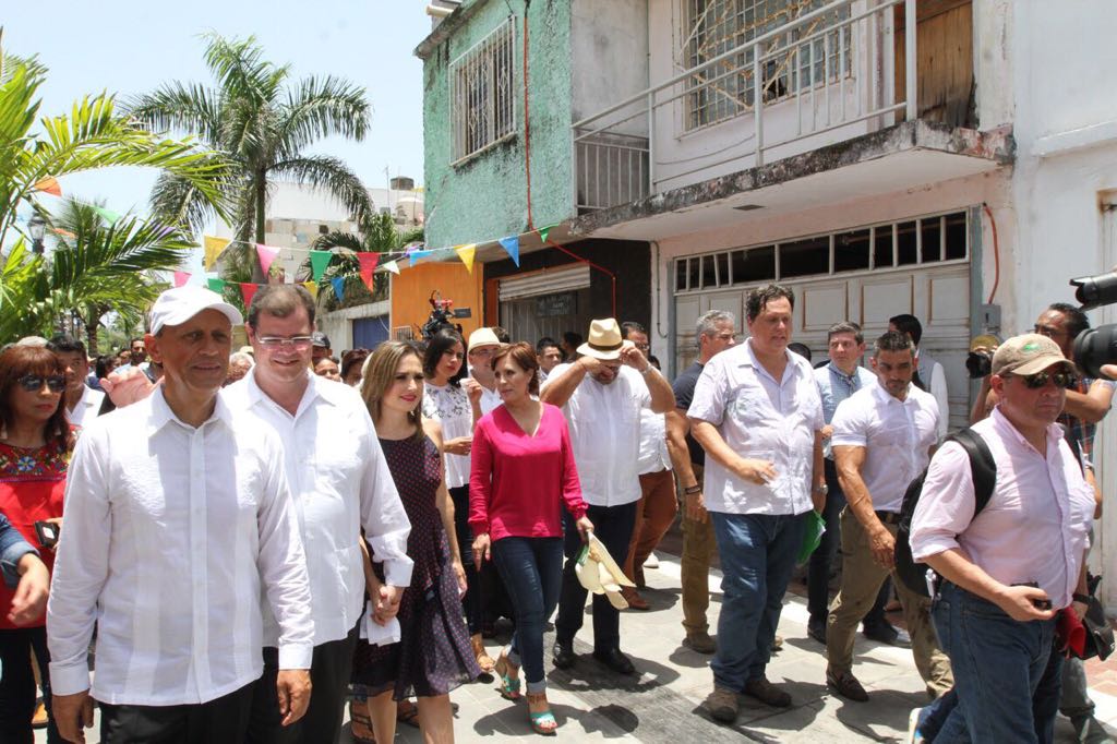 La Titular de la SEDATU, Rosario Robles, camina con vecinos y funcionarios por el callejón "Toña la Negra".