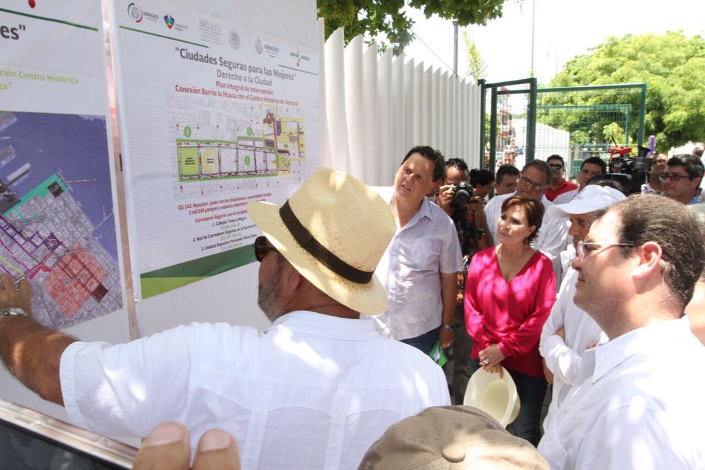 La Titular de la SEDATU, Rosario Robles, está atenta a la explicación sobre las acciones de remodelación que llevó a cabo el Gobierno de la República junto con el municipio en el Centro Histórico de Veracruz.
