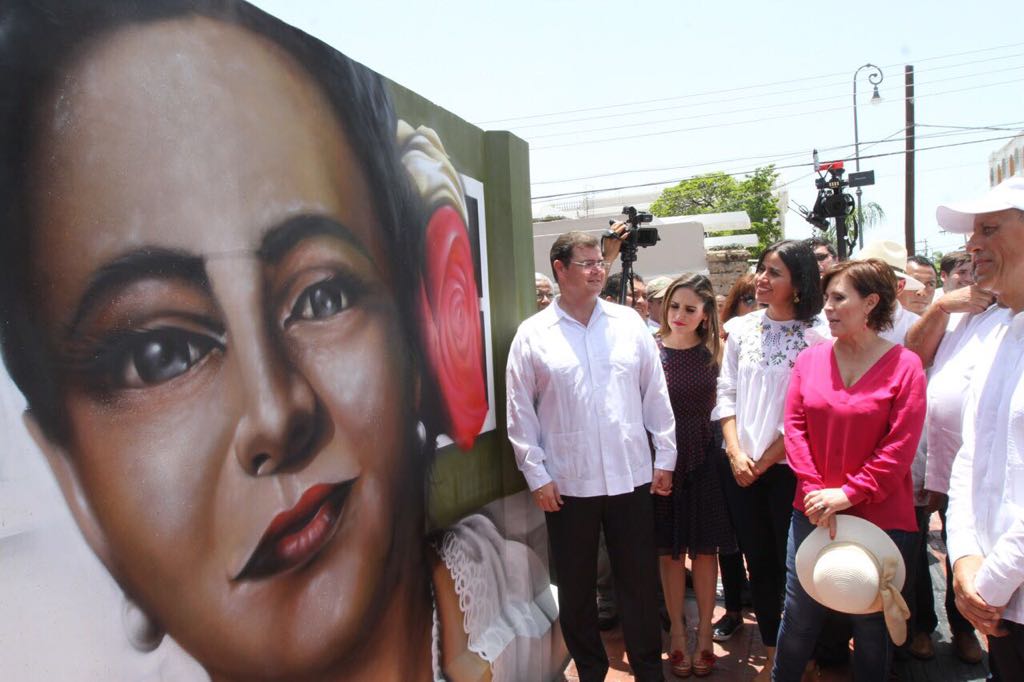 La Titular de la SEDATU, Rosario Robles, contempla el mural expresamente hecho para la comunidad del Barrio de la Huaca, en Veracruz.
