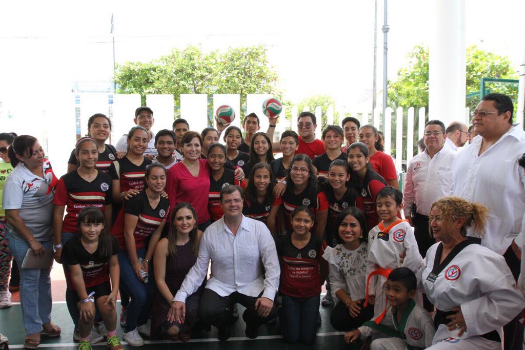  La Titular de la SEDATU, Rosario Robles, posa con beneficiarios en la recién remodelada unidad deportiva “Fernando Pazos Sosa” en las canchas de voleibol.
 