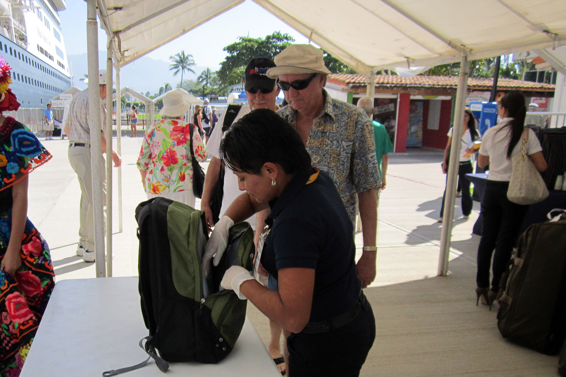 Personal del SENASICA revisa las maletas en presencia de los viajeros