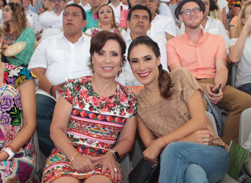 Rosario Robles Berlanga y su hija Mariana Moguel Robles en la celebración de la Guelaguetza 2017.