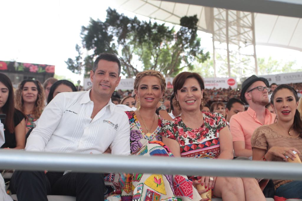 La secretaria Rosario Robles Berlanga en compañía del gobernador del estado Alejandro Murat Hinojosa, su esposa Ivette Morán y Mariana Moguel Robles.