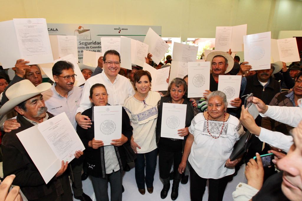 Rosario Robles rodeada de un grupo de beneficiarios del Programa Papelito Habla
