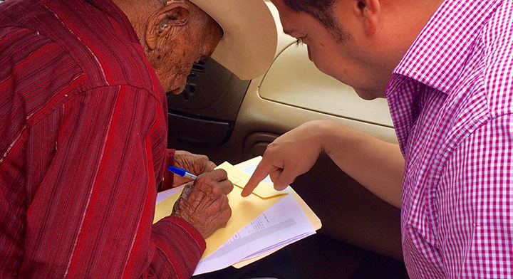 1. Don Rosario Hernández Gómez, del ejido Tomochi, tiene 100 años. Acompañado de su hija Isabel llegó a la Delegación del RAN Chihuahua para realizar el depósito de Lista de Sucesión. 
