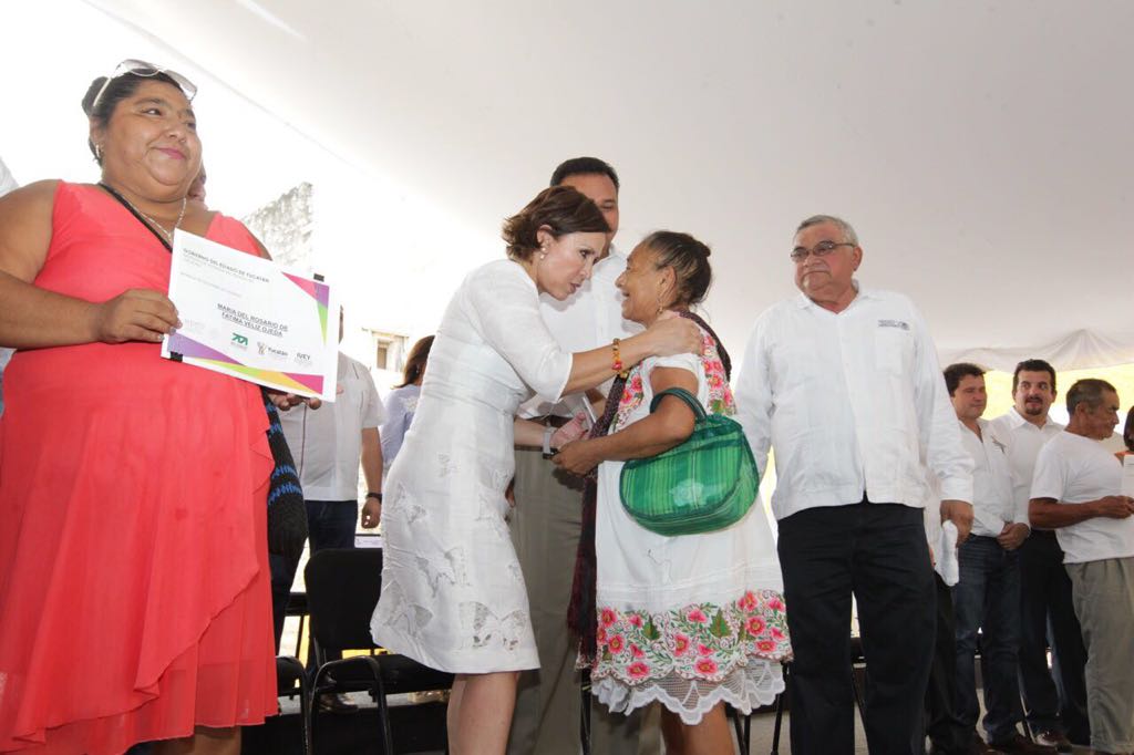 La Titular de la SEDATU, Rosario Robles, felicita y abraza a una de las beneficiarias de “Un Cuarto Más”