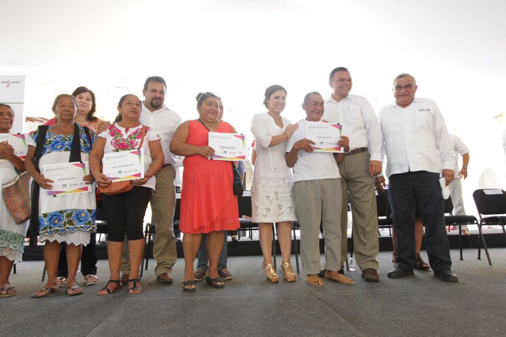  La Titular de la SEDATU, Rosario Robles, posa con beneficiarias de la estrategia “Un Cuarto Más”