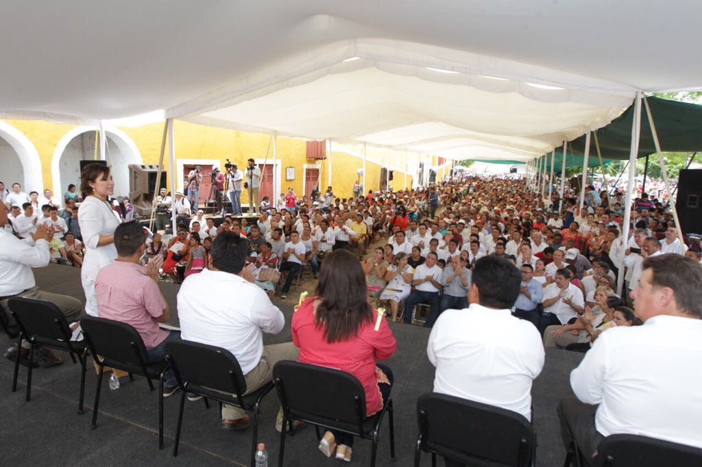 La Titular de la SEDATU, Rosario Robles, en el templete durante su mensaje dirigido a los habitantes del municipio de Izamal, en Yucatán.
