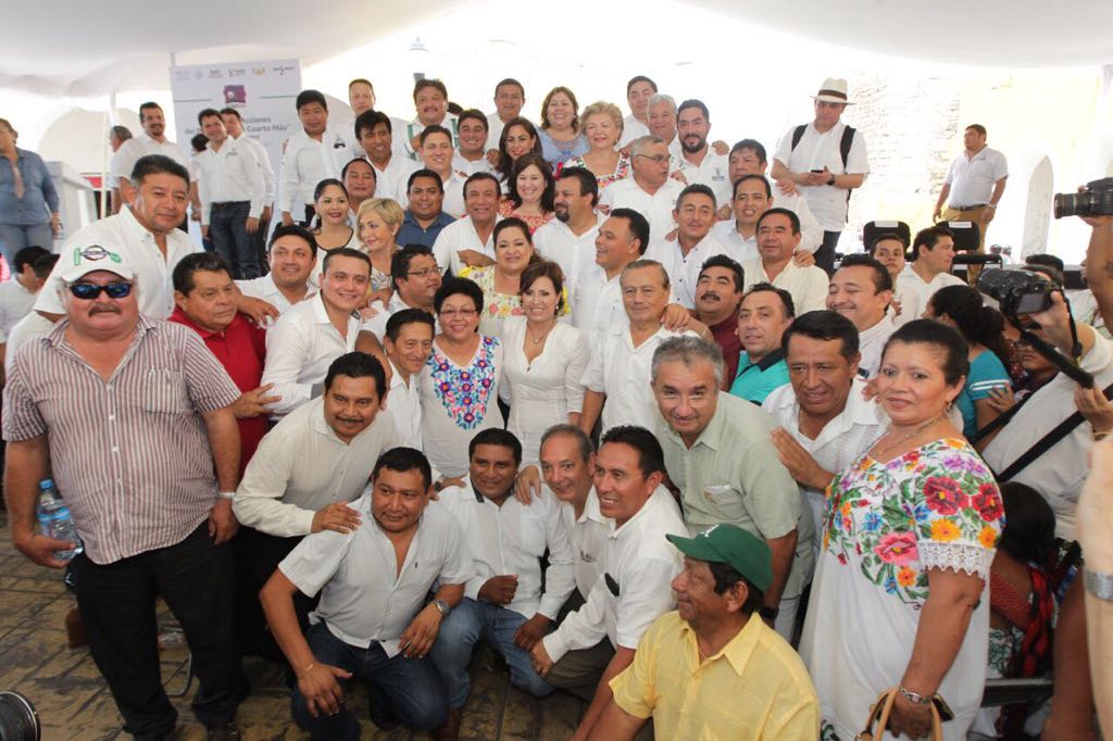  La Titular de la SEDATU, Rosario Robles, posa con funcionarios de los tres órdenes de gobierno y beneficiarios.
 