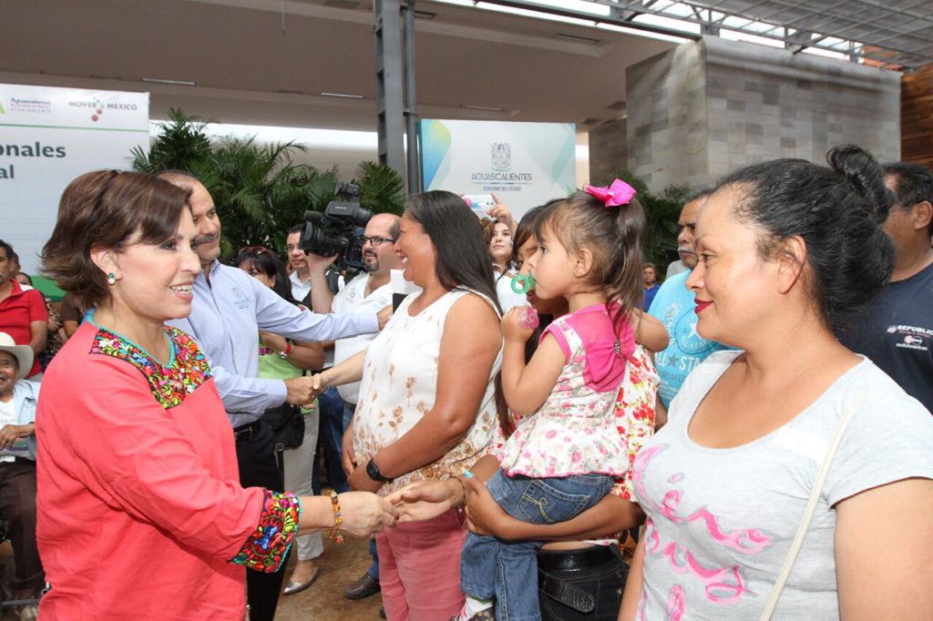Rosario Robles saludando a participantes de la entrega de Certificados de Cuartos Adicionales en Aguascalientes. 
