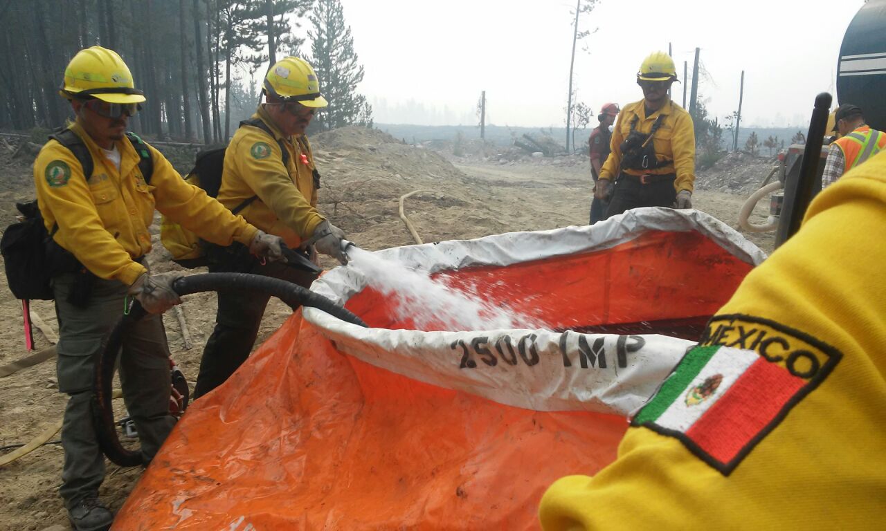 Un total de 251 combatientes apoya en labores de control y liquidación de incendios forestales en Columbia Británica, en Canadá.