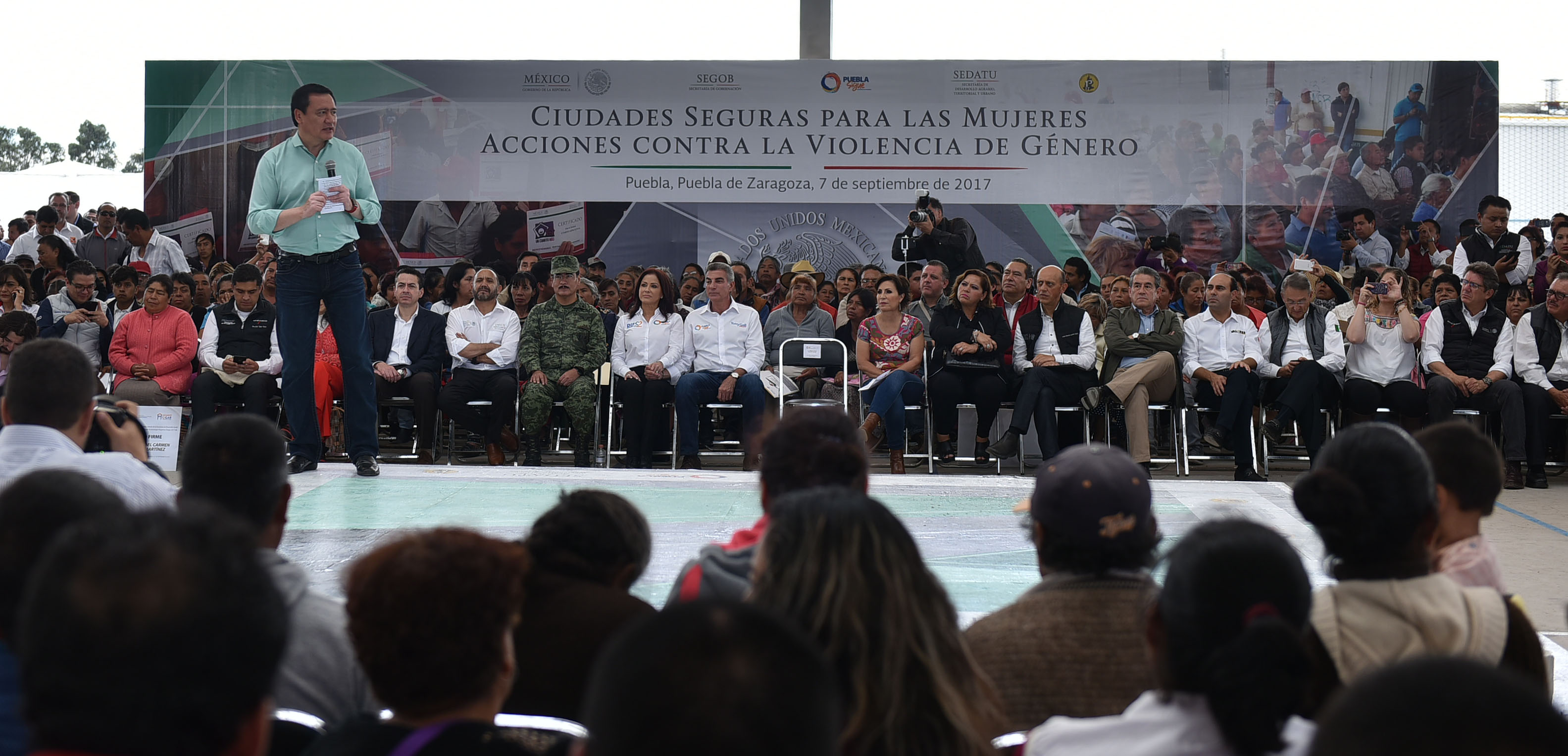 El Secretario de Gobernación, Miguel Ángel Osorio Chong, encabezó hoy aquí el evento Ciudades Seguras para las Mujeres, Acciones contra la Violencia de Género, donde hizo un llamado a evitar la violencia contra las mujeres y denunciar cualquier maltrato físico, verbal, económico y emocional en contra de ellas.