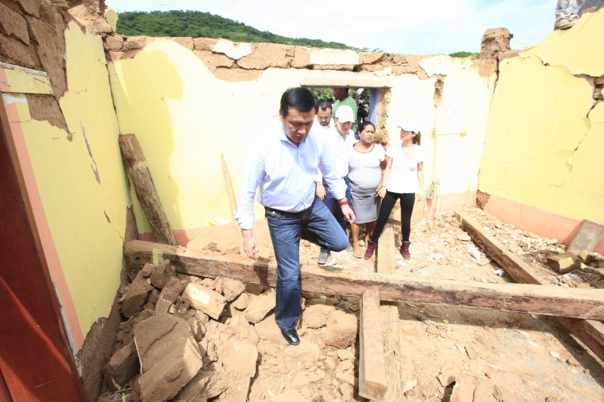 El Secretario Osorio Chong visitó viviendas afectadas 