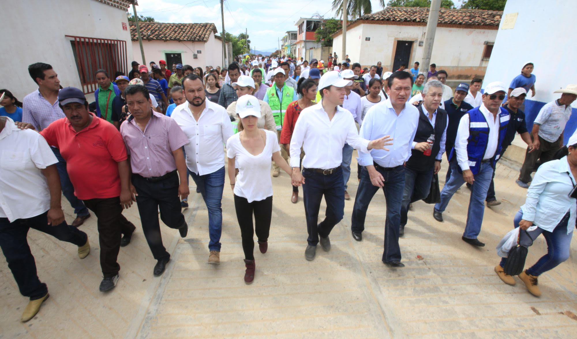 Por su parte, el gobernador Velasco Coello agradeció el respaldo que el Gobierno de la República ha dado a los habitantes de Chiapas y Oaxaca,  y puntualizó que continúan los recorridos por áreas afectadas con el propósito de escuchar y atender las necesidades de los habitantes.