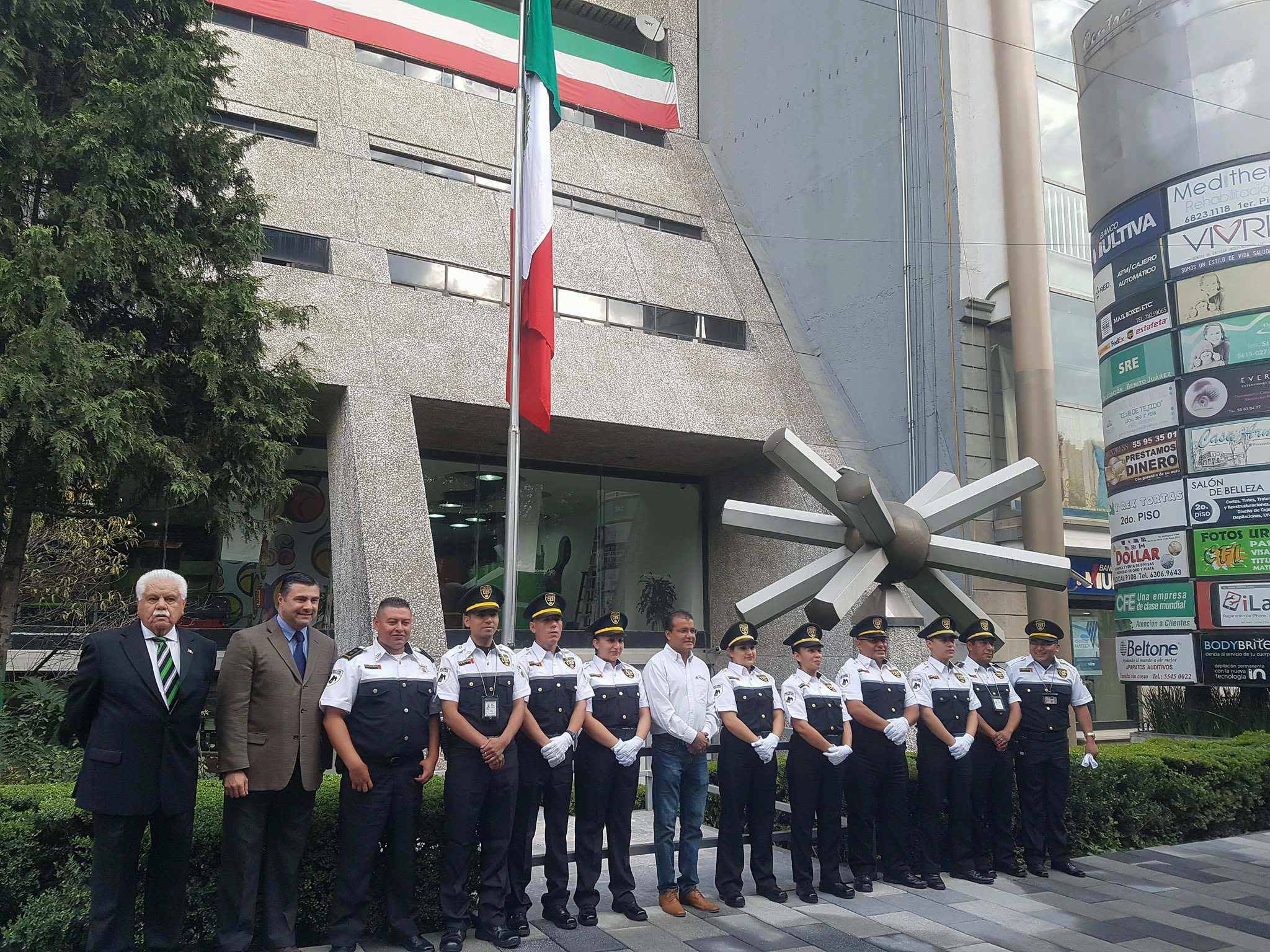 En el marco del 207 Aniversario de la Independencia de México, en el exterior del edificio de Pronósticos el cuerpo de seguridad de la Institución, el Comandante Arón Pacheco, Licenciado Carlos Marroquín