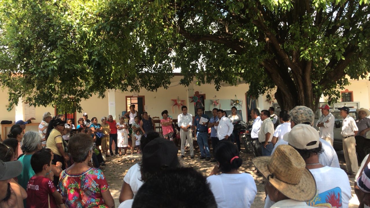 Reunión comunitaria en Santo Domingo Chihuitán para dar paso a la autoconstrucción