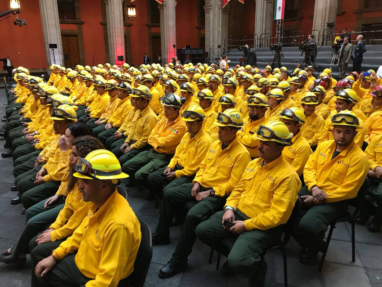 Los 270 elementos de 27 estados que participaron en el combate de incendios en la provincia Columbia Británica también saludaron al presidente Enrique Peña Nieto, quien los felicitó por su labor.