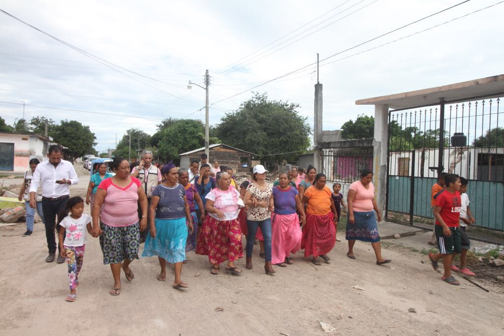 Rosario Robles recorre las calles del poblado istmeño al lado de las mujeres locales