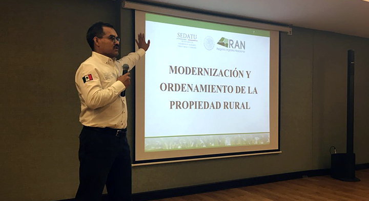 2.  El Director Técnico de la DGCAT del RAN, Hilario Palomino Cabañas, durante su exposición sobre “Modernización y Ordenamiento de la Propiedad Social”.