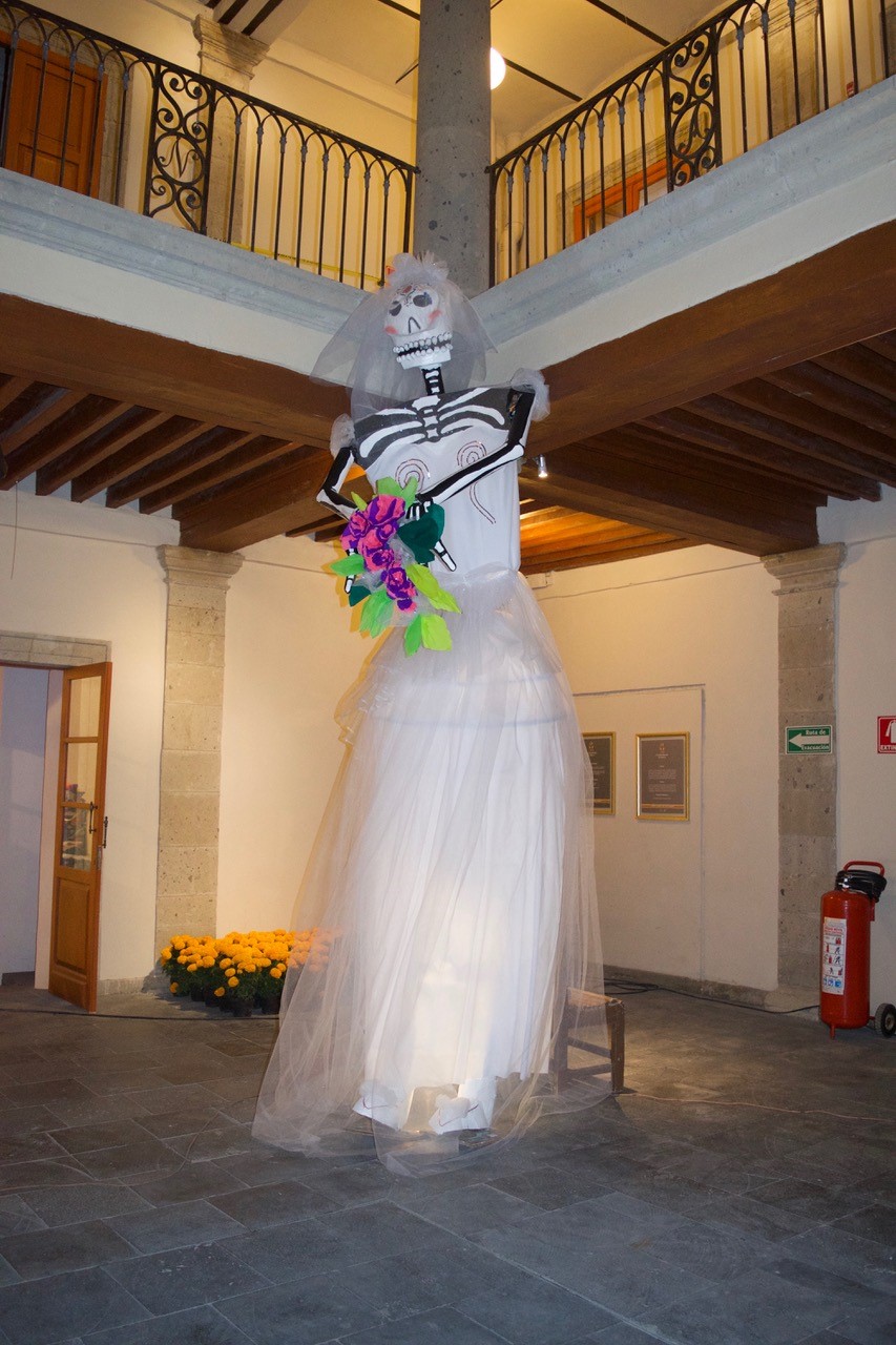 Una calavera vestida de novia da la bienvenida a la Sala del Apartado