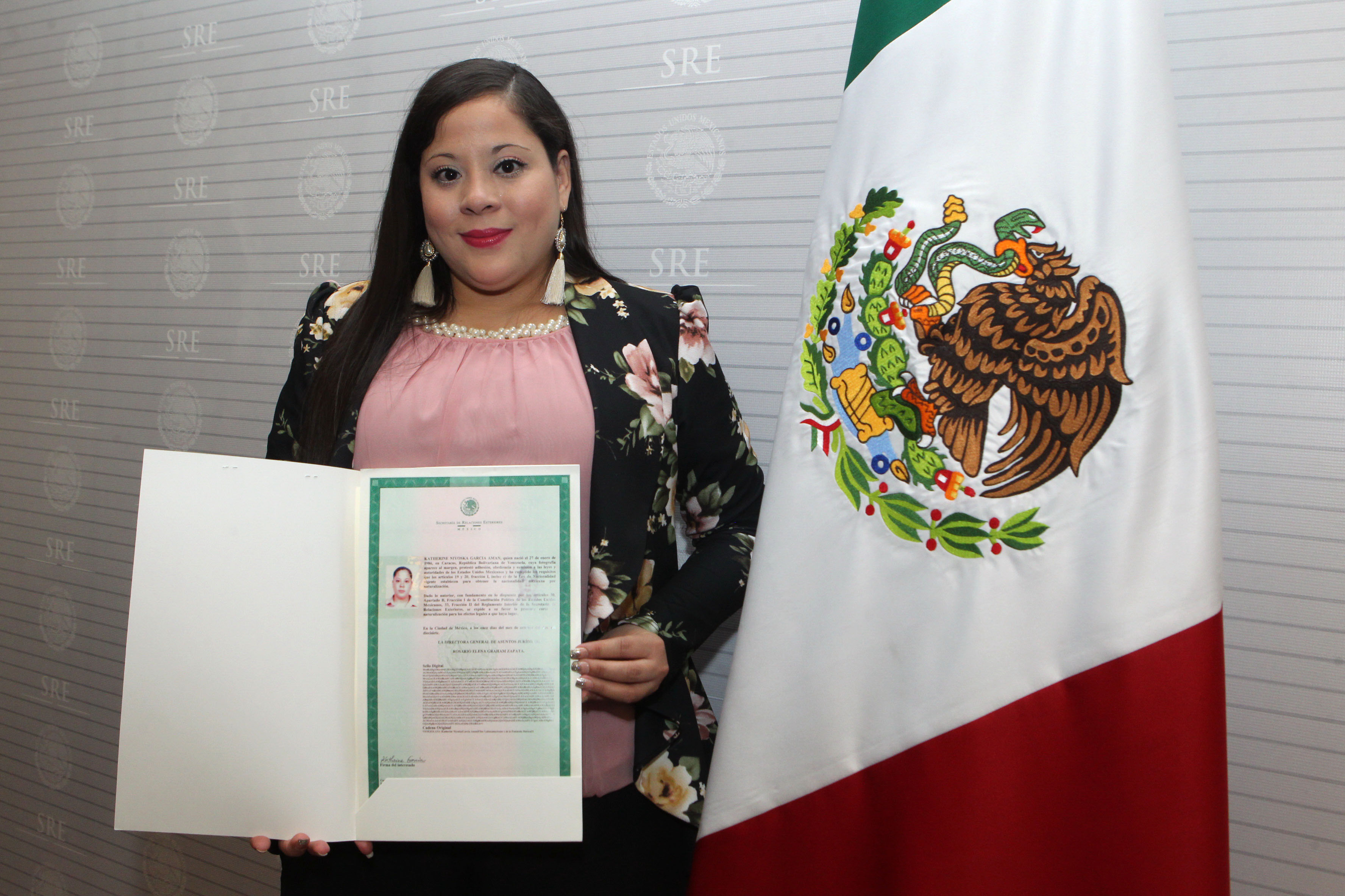 /cms/uploads/image/file/344775/FOTO_7_La_Secretar_a_de_Relaciones_Exteriores_entrega_100_cartas_de_naturalizaci_n_a_nuevos_mexicanos..jpg