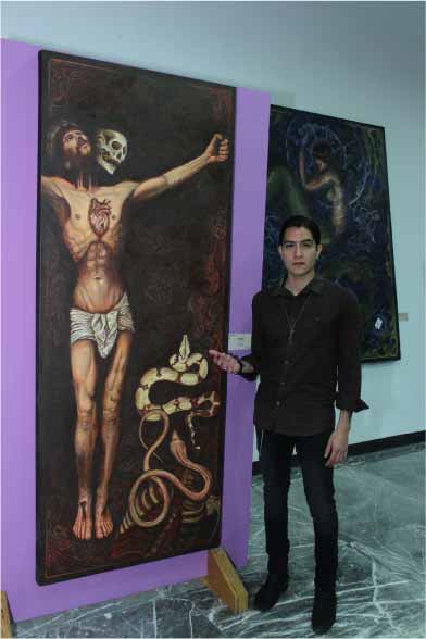 Artista Dan Santino junto a una de sus obras llamada Demián