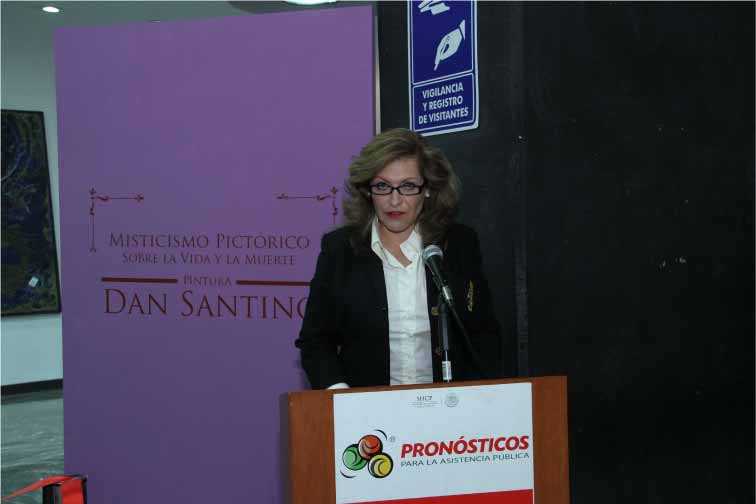 La Licenciada Virginia Díaz, encargada de la Subdirección General de Asuntos Jurídicos de Pronósticos, da la bienvenida a los presentes a la exposición Misticismo Pictórico