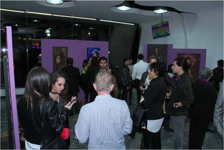 Invitados del artista, personal de Pronósticos y público en general, disfrutan de las obras del artista Dan Santino una vez inaugurada su exposición
