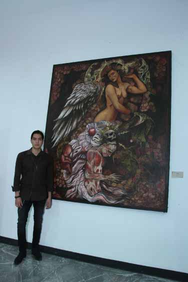 El artista Dan Santino posa junto a una de sus obras, Ángelus, el cual posee una proporción de 200 por 180 centímetros