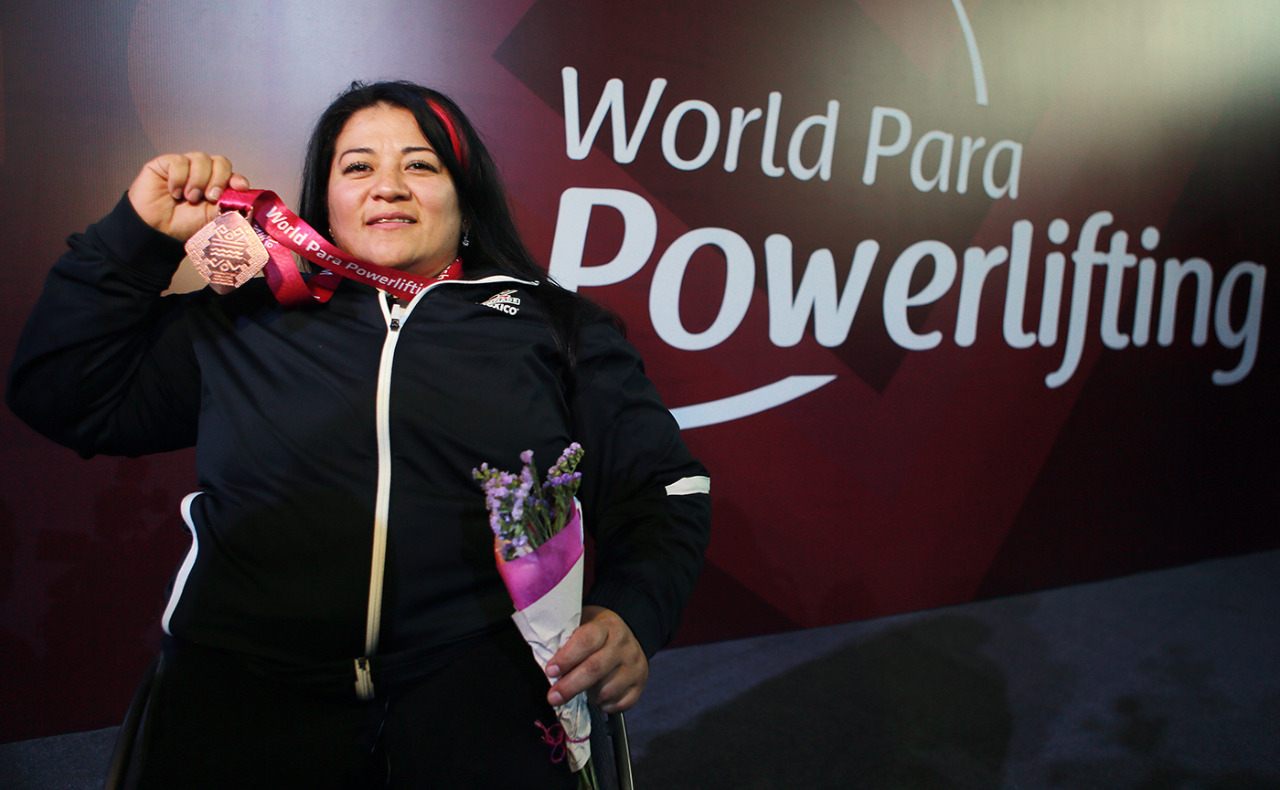 Pesista mexicana Perla Patricia Bárcenas Ponce de León, luciendo medalla de bronce, tras levantar 133 Kg, en final de categoría +86 Kg, esto en el cierre del Mundial de Para-Powerlifting Ciudad de México 2017