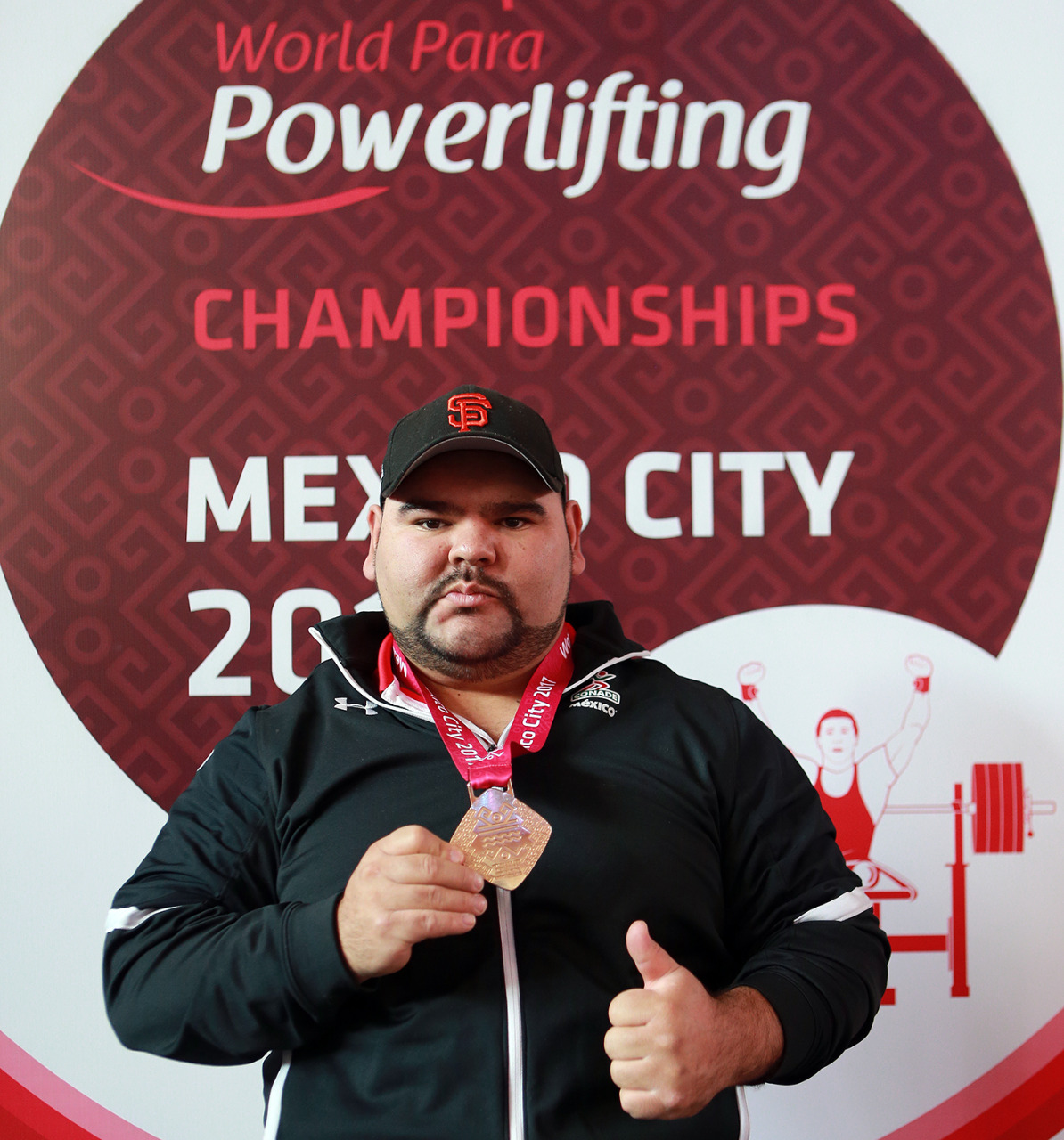 José de Jesús Castillo Castillo logró un oro histórico en la  categoría hasta -107 Kg, con un levantamiento de 236 Kg, el primer día de competencias, lo que representó la primera medalla de oro para México en categorías varoniles