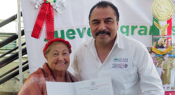 8.  Los servidores públicos de las  Delegaciones del RAN trabajan para brindar certeza a los ejidatarios y comuneros que viven en los 99.8 millones de hectáreas que ocupa la propiedad social en México.