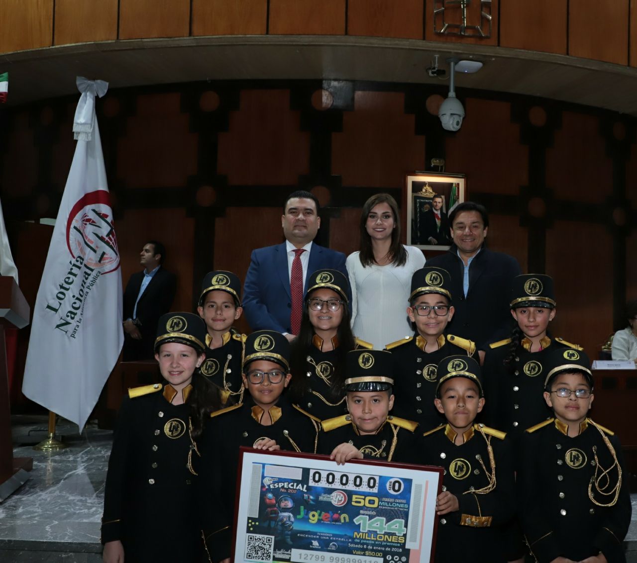 Fotografía grupal de Roberto Saldaña Esteban Macías y Mariana Iparrea acompañados de 9 niños gritones de Lorería Nacional