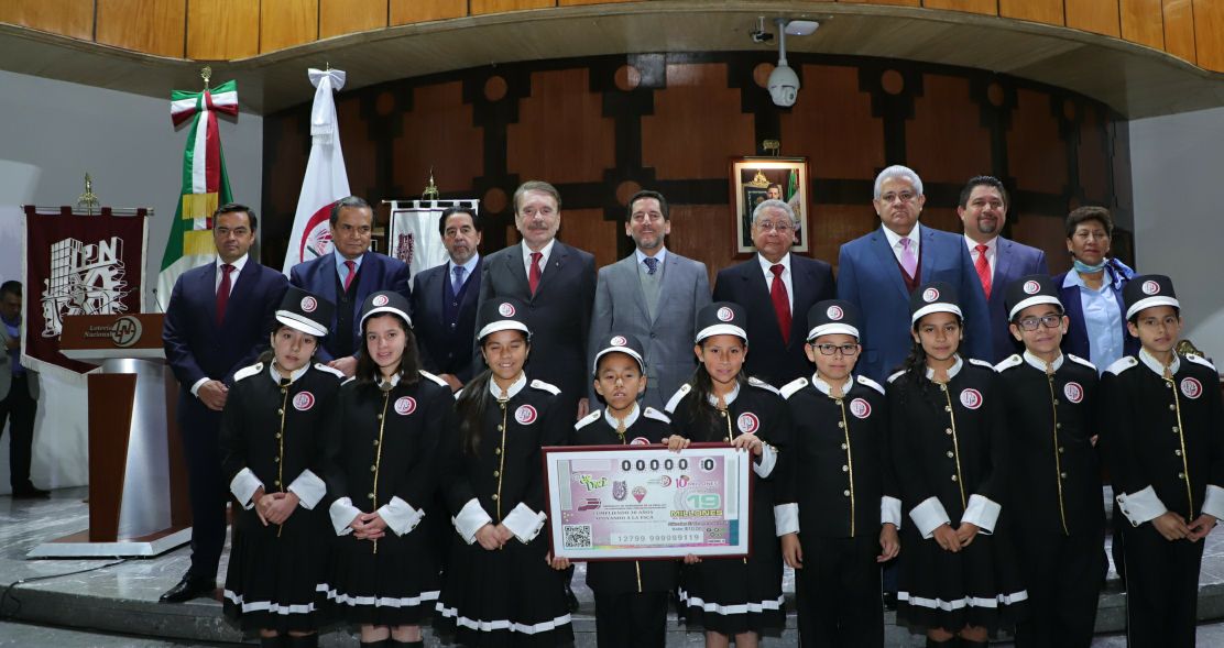 Fotografía grupal de los niños y niñas gritones de la Lotería Nacional junto con las autoridades que encabezaron el Sorteo de Diez