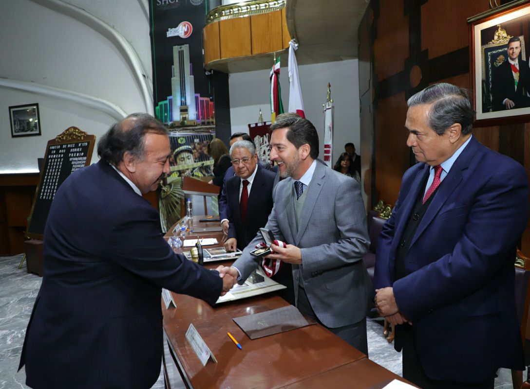 Fotografía del saludo de las autoridades frente al presidium