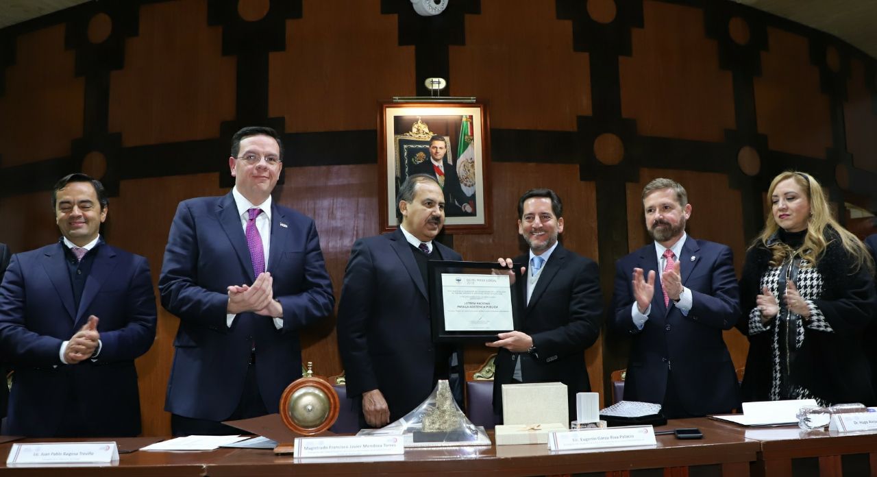 el Magistrado Francisco Javier Mendoza hace entrega de un reconocimiento al Lic.Eugenio Garza Riva Palacio Director General de la lotería Nacional