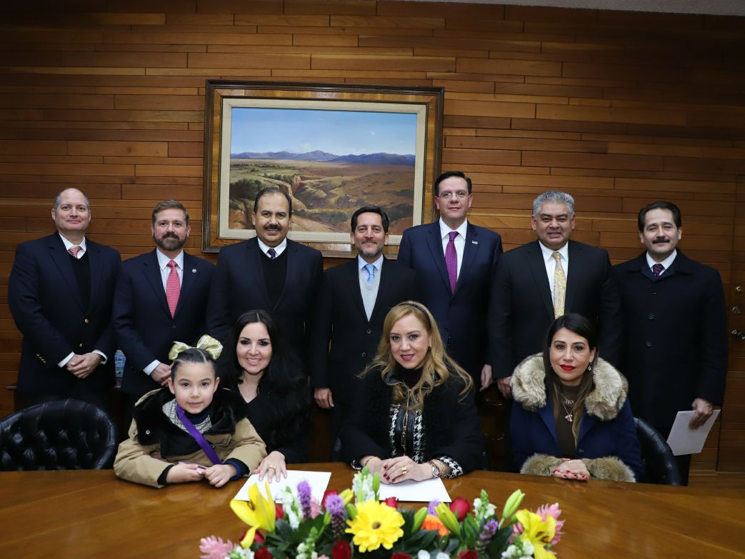 Fotografía del Lic. Eugenio Garza Riva Palacio acompañado de autoridades que forman parte del Tribunal Superior de Justicia del Estado de Nuevo León
