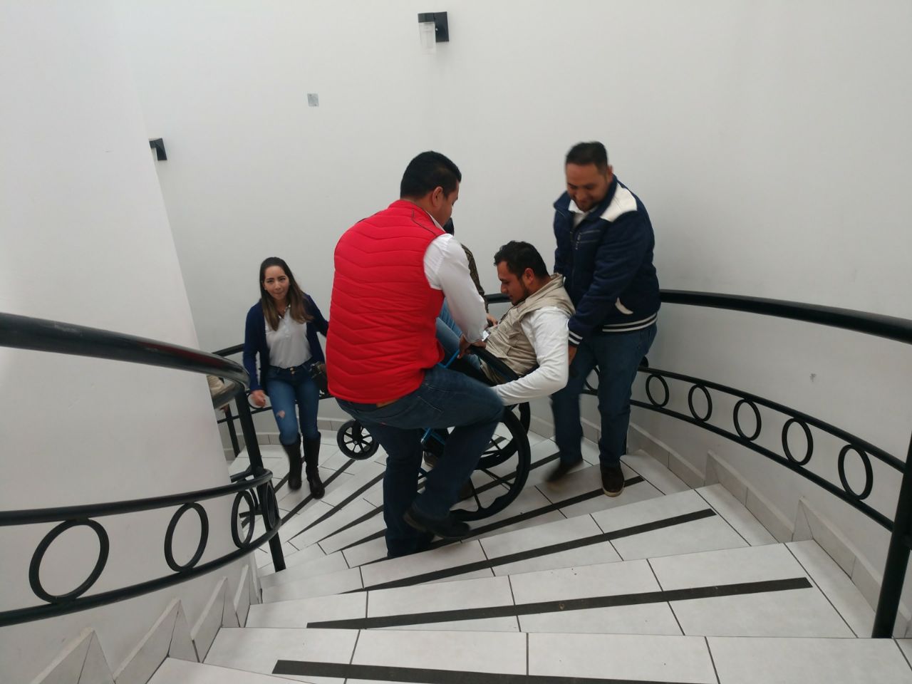 Actividad con silla de ruedas en el curso taller de sensibilización en PROSPERA Durango