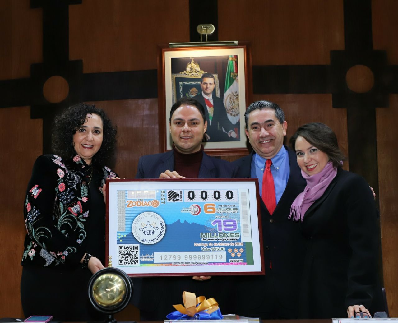Entrega de la ampliación del billete a Sofía Velasco Becerra Presidenta de la Comisión Estatal de Derechos Humanos de Nuevo León los acompañan otros miembros que presidieron el evento 